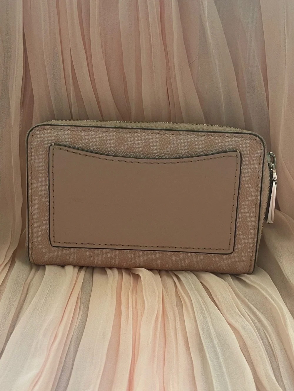 Michael Kors compact zip